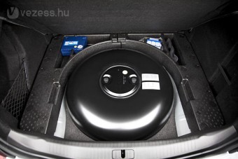 Felrobbant egy gázos autó Szécsényben