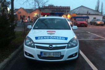 A halálba lökte a feleségét a mozgó autóból