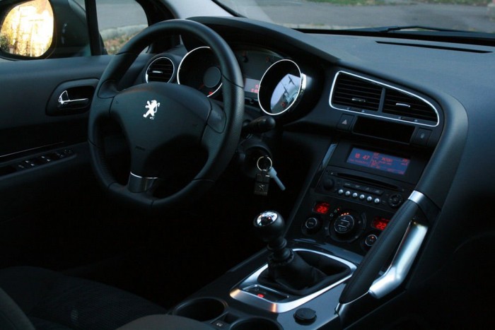 Repülők cockpitjét idézi a vezető körülölelő műszerfal