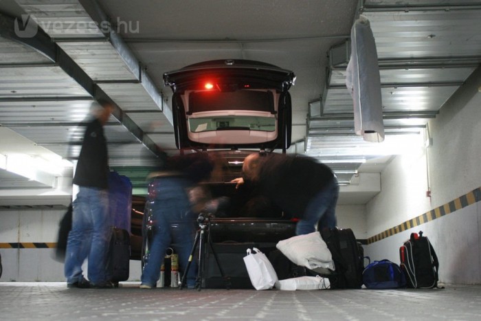 A BMW, amely ronda, de finom 2 Elvileg 500-610 literes a csomagtartó, de mégis kicsi. A merev kalaptartót ki is vettük gyorsan, hogy beférjünk