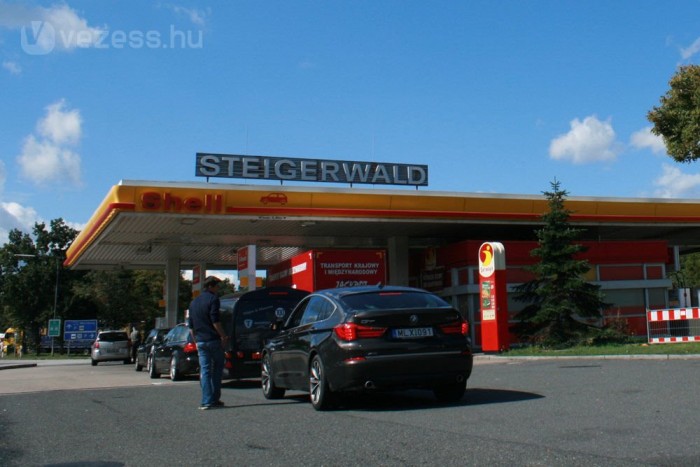 A BMW, amely ronda, de finom 3 A német autópálya-pihenőkben az osztrák oldalon megkedvelt ingyenwifit és fűtőszállal melegíthető pelenkázóasztalt nélkülözni kellett