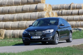 A BMW, amely ronda, de finom