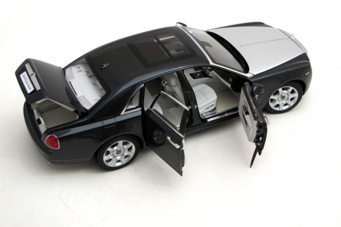 Mindene nyitható kívül-belül. Kellően interaktív modellautó