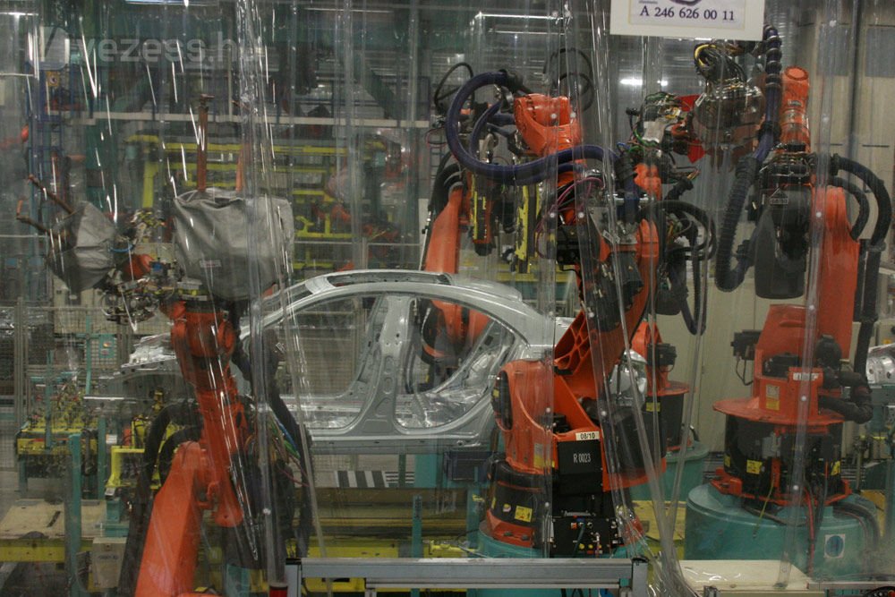 5-7 fős csoportokban dolgoznak a robotok.Összesen 650 van belőlük a gyárban