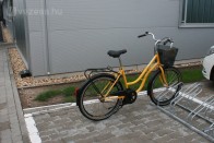 Van ingyenes taxi is a gyárterületen beül, de használhatók a többfelé elhelyezett kerékpárok is
