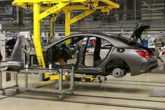 Emberjogi vétségek miatt vizsgálják a Mercedest