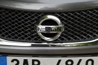 Érdekes formák, nagy Nissan embléma