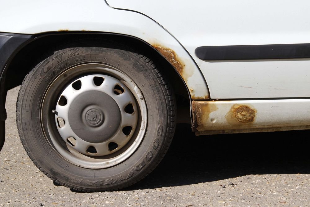 Erős a rozsdásodási hajlam, főleg a hátsó kerékjárati ív, és az ötödik ajtó kezd rondán oxidálódni