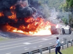 Pokoli tűzvész: felborult egy tartálykocsi