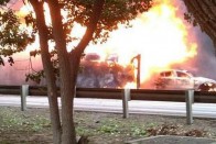 Pokoli tűzvész: felborult egy tartálykocsi 22