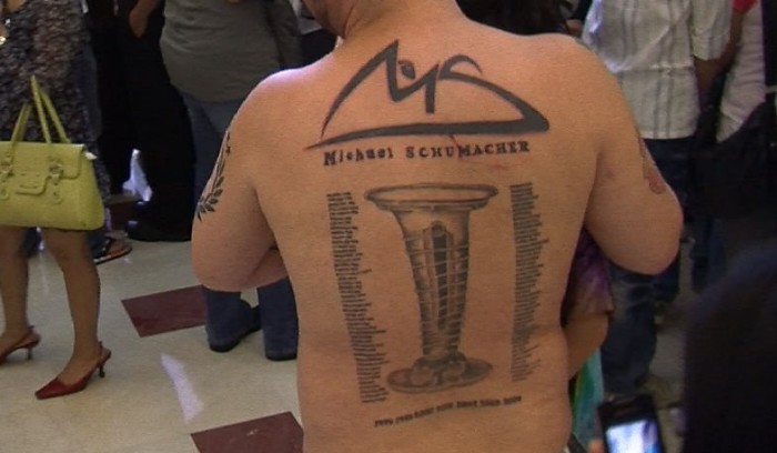 F1: Őrült rajongók, őrült tetoválások 4 Íme a háborodott Schumacher rajongó háta, minden győzelem ott szerepel, még jó, hogy Schumi nem nyerte hülyére magát a Mercedes évek alatt, emberünknek már a homloka is tele lenne