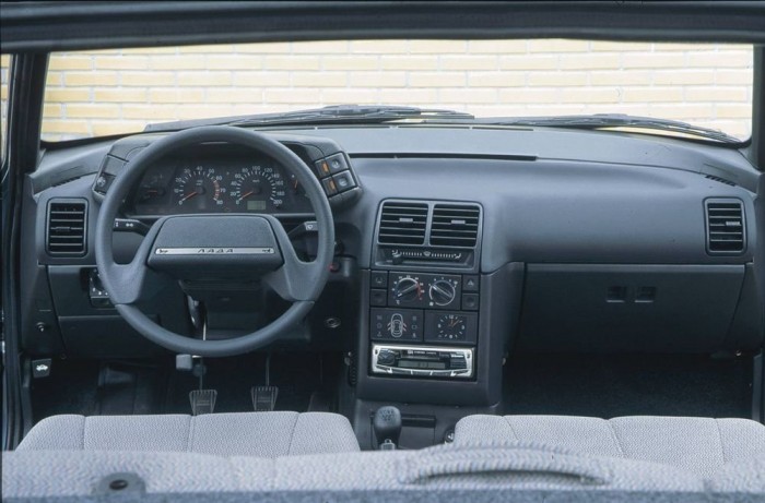 Menet közben bomlik a Lada 6