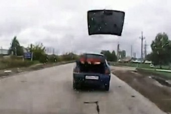 Menet közben bomlik a Lada