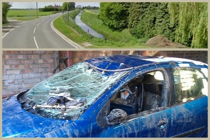 A keskeny, de mély árok, amelybe az autó fejjel lefelé belefordult. A roncsban még mindig benne van a gyermekülés.