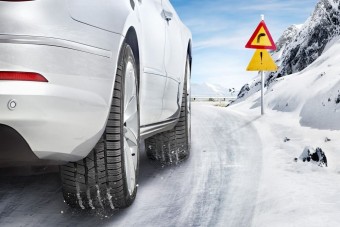 Vizes aszfalton véreznek el a vacak téli gumik