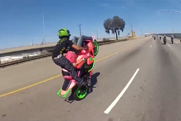 Klasszikus szexpóz motoron