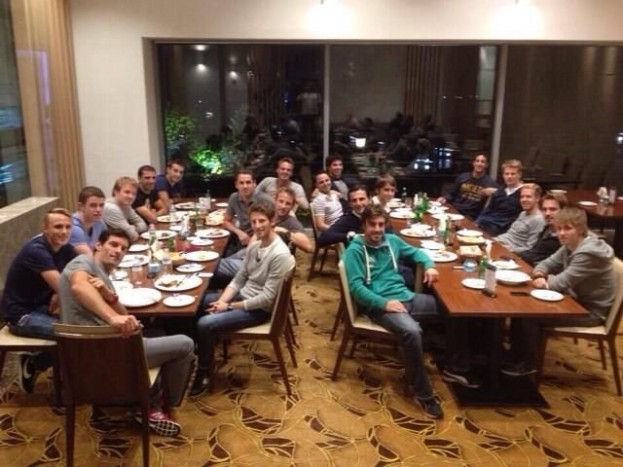 Húsz F1-sztár egy asztalnál