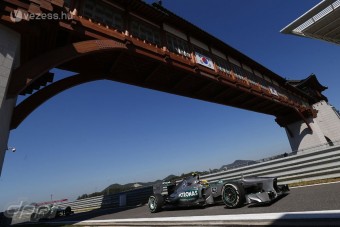 F1: Hamilton másodszorra is verte Vettelt