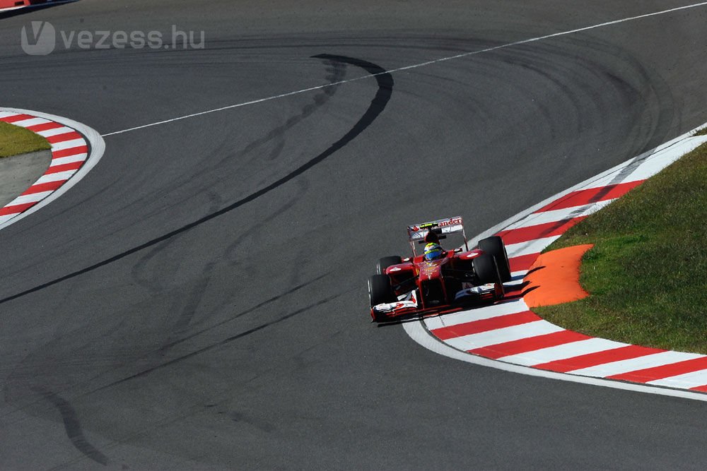 F1: Hamilton az élen, Räikkönen a falban 5