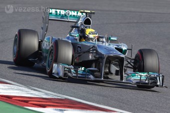 F1: Hamilton az élen, Räikkönen a falban