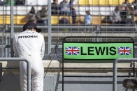 F1: Hamilton az élen, Räikkönen a falban 76