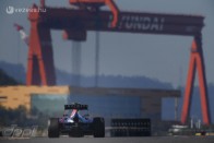 F1: Hamilton az élen, Räikkönen a falban 68