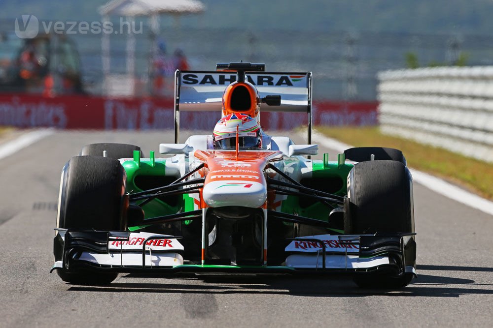 F1: Hamilton az élen, Räikkönen a falban 19