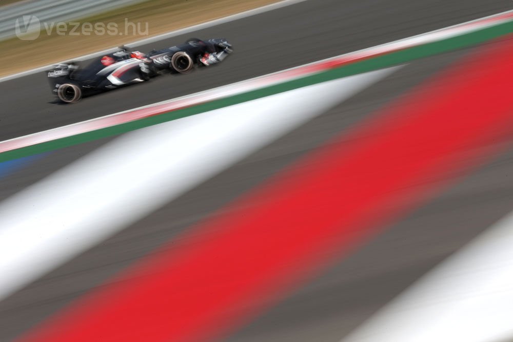 F1: Hamilton az élen, Räikkönen a falban 11