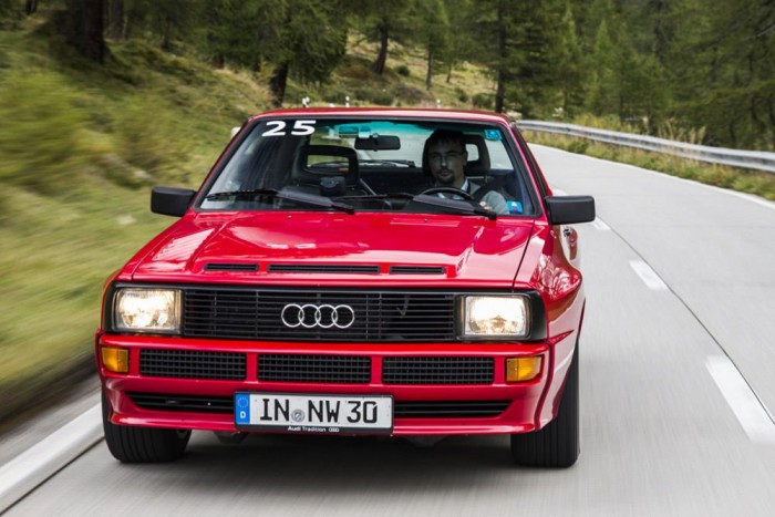 Audi, amely verte a Ferrarikat 5 Pokolian gyorsul, de csak ha már van elég kipufogógáz a feltöltő megpörgetéséhez. Aggasztó erőgyűjtés után bekövetkezik a kitörés, 4,9 másodperces százra gyorsulással