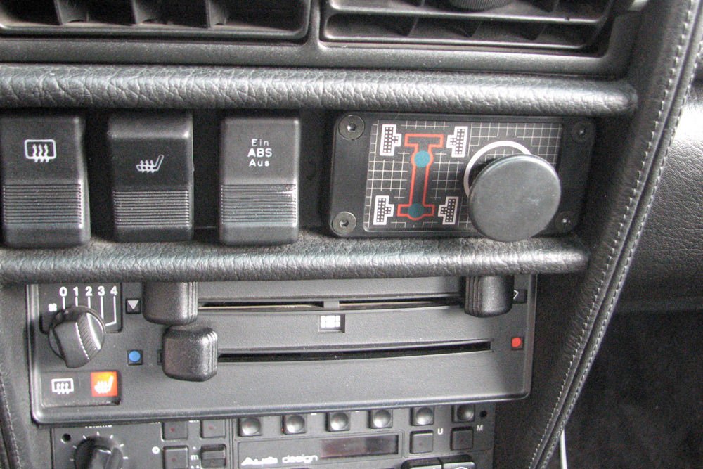 Kikapcsolható a blokkolásgátló, ez sok quattro Audiban így volt az 1990-es évekig. Mellette a középső és a hátsó difizár kapcsolója, amivel sokkal jobban kapaszkodik az autó extrém csúszós, jeges emelkedőn