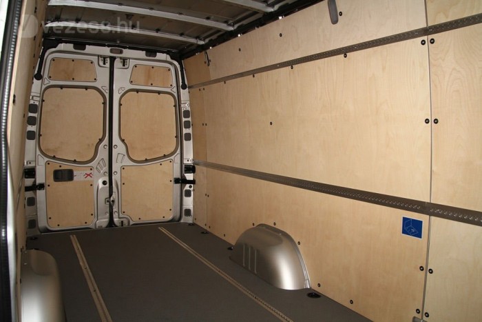 Nagykorú lett: Mercedes Sprinter 9 | Vezess Szinte minden vállalkozás megtalálja a neki megfelelő felépítményt