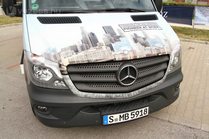 Nagykorú lett: Mercedes Sprinter 8 | Vezess Masszívabb hűtőmaszk teszi robusztussá megjelenését