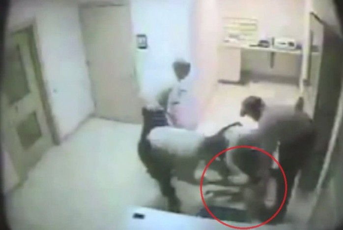 Meztelenre vetkőztették a rendőrök a részeg nőt