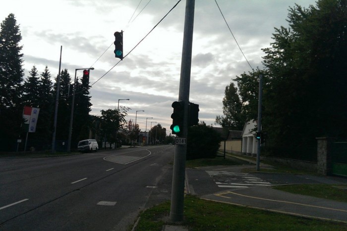 Lefestenénk egy elkopott zebrát! Lehet? 8 | Vezess Jobbra a Honvédség kapuja, amit állítólag szökőévenként használnak. Előtte a lámpa