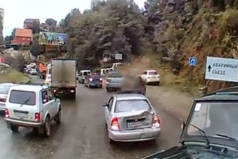 Féktelenül takarít a kamion maga előtt