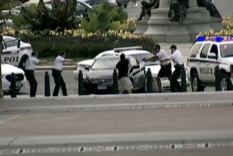 Tiltott helyre hajtott a nő, lelőtték