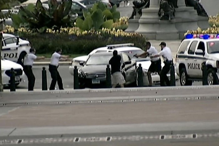 Tiltott helyre hajtott a nő, lelőtték 4 | Vezess Tiltott helyre hajtott a nő, lelőtték 4