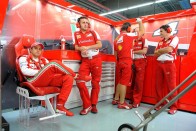 F1: Räikkönen kifogyott a gumikból 55