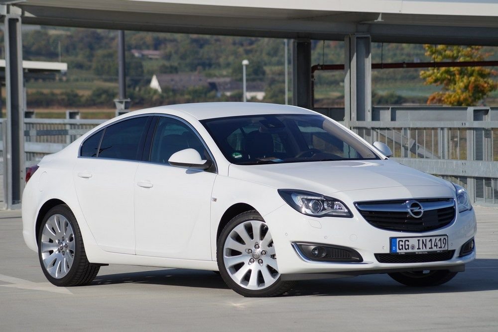 az új Opel Insignia szélesebbnek és laposabbnak látszik, mint a régi