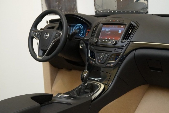 Tapipaddal támad az új Opel Insignia 3 Az anyagminőség maradt majdnem-prémium, csak itt-ott futunk bele F-Astrákból is ismerős plasztikokba