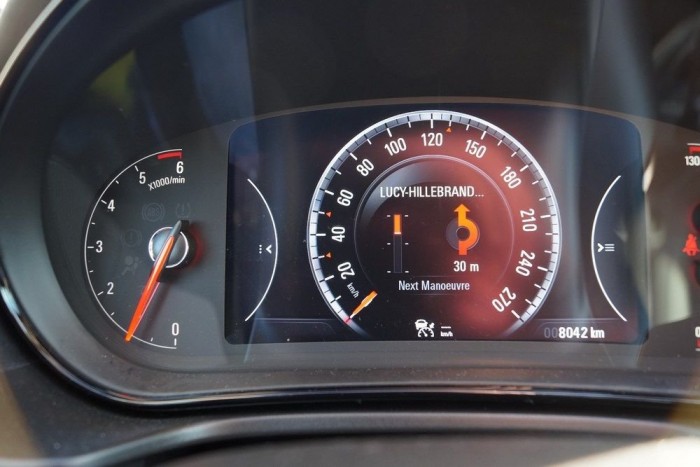 A nagy LCD-n a navigáció utasításai is megjeleníthetők a vezető orra előtt, ez jó