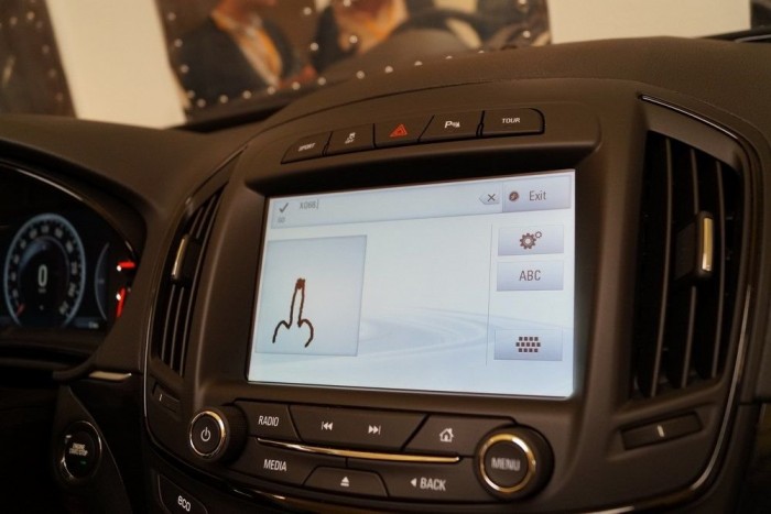 Az Insigniának még humorérzéke is van. Tudják, hogyan értelmezte ezt az ábrát az új tapipados HMI?