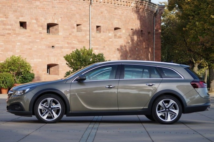 Tapipaddal támad az új Opel Insignia 9 Haldex-kuplungos 4x4, hátul részlegesen önzáró difi. Havas-sáros úton többet tud, mint gondolnánk. Legalábbis úgy gondoljuk: ilyen terep nem volt a tesztútvonalban