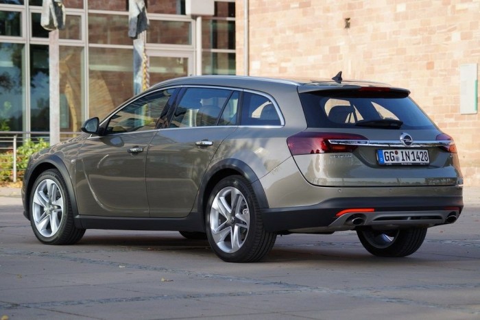 Tapipaddal támad az új Opel Insignia 10 250 lóerős, kétliteres benzines turbóval vagy a dízelmotor 163 illetve 195 lóerős verziójával rendelhető a Country Tourer