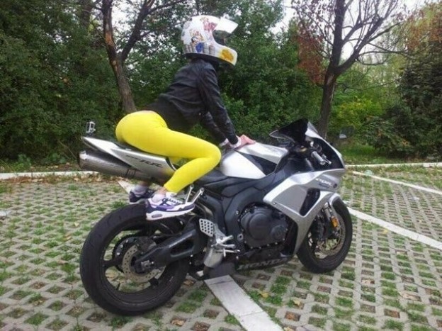 Újabb popsirázás, motoron lovagolva