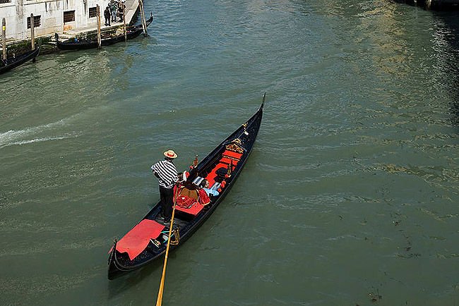 Rendszámot és GPS-t kapnak a velencei gondolák