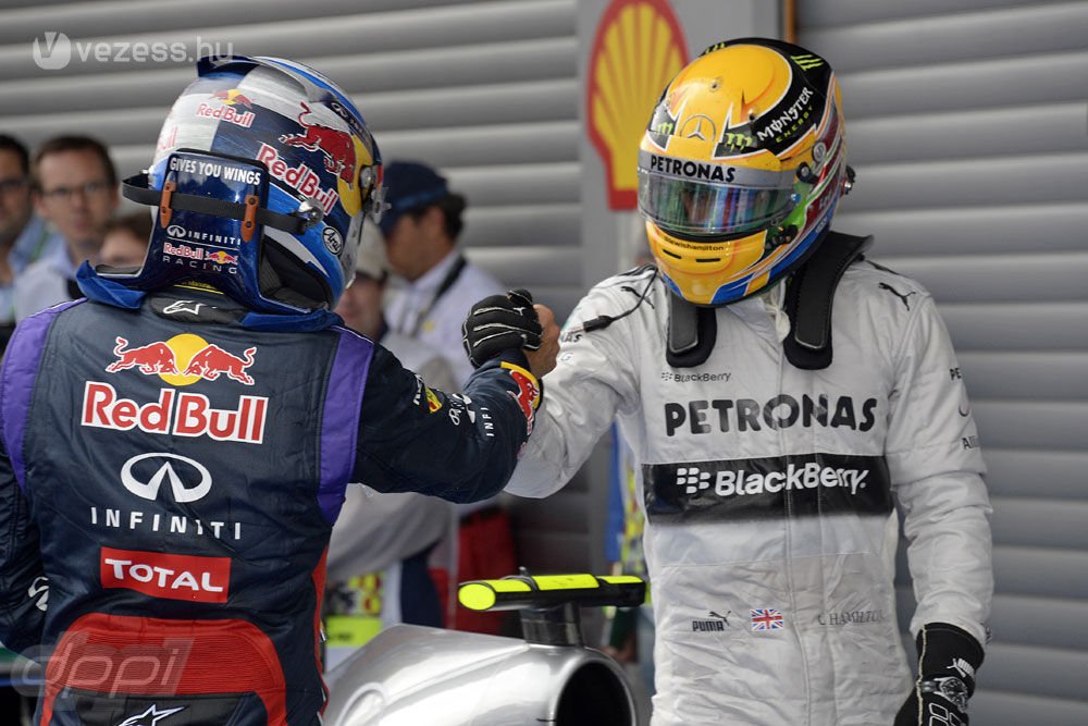 Hamilton tisztázta: Leborul Vettel előtt 3