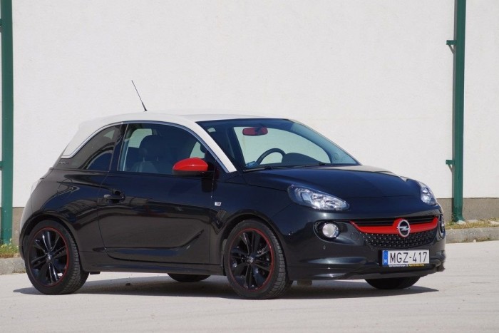 Opel Adam: városból kihajtani tilos! 85 Az Opel Adam az 500-as Fiat, Mini, Citroen DS3, esetleg az Alfa Mito vetélytársának készült. Motorválasztéka egyelőre igen szerény, de már kész a turbómotor hozzá, és bizonyára dízelt is kap majd