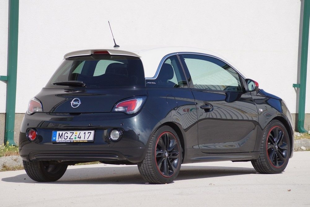 Opel Adam: városból kihajtani tilos! 7 Úgy megy, mintha jönne. A kerek tolatólámpával és ködzáróval a fara is arcnak látszik