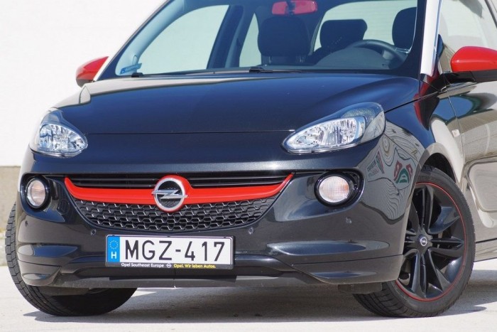 Opel Adam: városból kihajtani tilos! 92 Teccenek látni, hogy még a belső tükör burkolata is piros? A színezett alkatrész felára 15 ezer forint